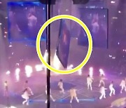 유명 아이돌 콘서트장서 600kg 스크린에 깔린 댄서..안타까운 근황 [해외토픽]