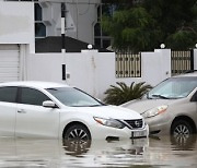 사막의 나라가 폭우에 잠겼다..UAE "27년만의 폭우에 800명 구조"