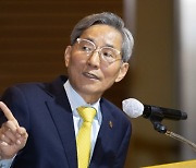 [단독]윤종규 KB금융 회장, 마크롱 만나 글로벌 사업 논의
