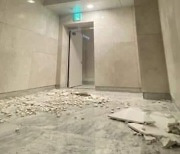 강남 아파트서 30kg 대리석이 '와르르'..벽면 타일 5m 아래로 붕괴