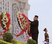 북한 국방상, '창건 95주년' 중국군 축전.."전략전술 협동작전 긴밀히"
