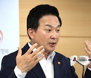 S. Korea's Transport Minister mentions Uber as last resort to solve late-night taxi shortage