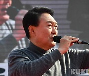 "尹, 오랜만에 푹 쉬는 상태"..휴가 첫날, 억측에 선 그어