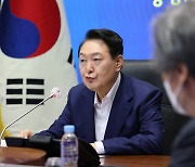 [속보] 尹대통령, 휴가 중 지방 방문 취소.."서울서 정국 구상"