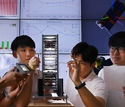 누리호에 탑재된 큐브위성 '스누그라이트-2(SNUGLITE-Ⅱ)'를 설계·개발·제작·조립한 서울대 항공우주공학과 대학원생들