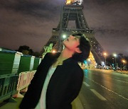 방탄소년단 뷔, 에펠탑 앞 아우라..파리 빛낸 비주얼