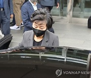 질의응답 마치고 차량 탑승하는 박순애 장관