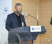 설명하는 백정기 명예교수