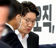 중진의원 간담회 참석자들과 대화하는 권성동 원내대표