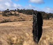 호주 농장 한복판에 '쾅'..3m 높이 금속 덩어리 정체는?