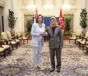 싱가포르 대통령과 악수하는 낸시 펠로시 미 하원의장