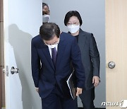 고개 숙이며 기자회견 참석하는 김호철 위원장