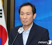 의원총회 발언하는 우상호 비대위원장