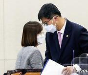 현안 보고 위해 이동하는 백경란