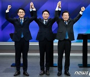 당대표 토론회 앞서 기념 촬영하는 박용진·강훈식·이재명