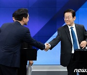 후보자 토론회서 만난 이재명·박용진