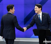 박용진·강훈식 '민주당 대표 후보자 토론회 악수'