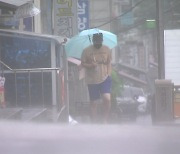 [날씨] 내륙 가끔 비, 남해안 오전까지 강한 비..폭염특보 확대·강화