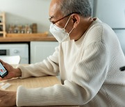 "떨어져 사시는 부모님 어쩌나".. 재택치료 모니터링 중단에 애타는 가족들