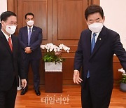 보 반 트엉 베트남 중앙당 상임 서기 접견하는 김진표 국회의장