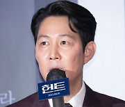 [포토] 이정재, '감독으로 인사드립니다~'