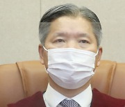 이영진 헌재 재판관, 골프 접대 의혹 제기