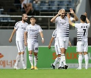 '뮬리치 멀티골' 성남, 제주에 2-1 승리..시즌 첫 연승