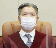 '접대 논란' 이영진 헌법재판관 "대가성 없는 단순 모임"
