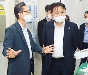 김영환 지사는, 치과의사·시인·전기기사·4선 의원..최연소 과기부 장관까지