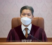 이영진 헌법재판관 '골프접대' 의혹.."재판 도와준다 한 적 없어" 해명