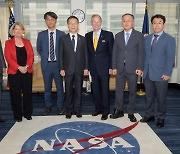 위성 쏠 때마다 美 허락받는 韓..과기장관, NASA 국장 만나 한 말