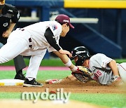 [MD포토] 이정후 정확한 송구로 김성현 태그아웃