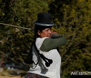 샷하는 라파스 골프클럽 원주민 여성 노동자