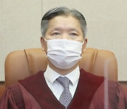 이영진 헌재 재판관, 골프 접대 의혹.."재판 도운 적 없다"