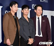 김수현, '정우성과 이정재 사이, 절로 공손해지네' [사진]