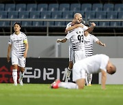 [K리그1 26R] '뮬리치 멀티골' 성남, 제주 원정서 2-1 승..2연승 질주