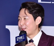 [ST포토] 이정재 '목 좀 풀고'