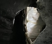 론 빙하의 얼음동굴 구멍