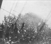 침몰하는 배 위에서 일본군은 만세를 외쳤다