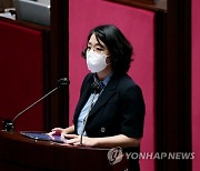 민생법안 반대토론하는 용혜인 의원
