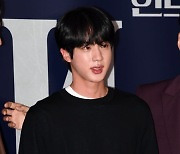 [TEN 포토] BTS 진 '각도 무시하는 잘생김'