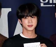 [TEN 포토] BTS 진 '월드스타의 응원방법은?'