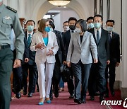 차이잉원 "위협에 물러서지 않아"..펠로시 "대만에 대한 약속 지킬 것"(종합)