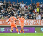 '역습 두방이면 충분했던' 강원, 전북에 2-1 승리[춘천에서]