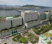 "아산병원 간호사 사망, 韓 의료시스템 문제 드러낸 것"