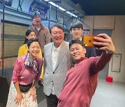 尹대통령 부부, 휴가중 연극관람..관람 후 배우들과 식사