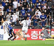 [포토] '팀 통산 800번째 골' 득점하는 인천 김보섭