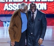 [NBA] 매직 존슨의 주장 "빌 러셀, 전 구단 영구결번 되어야해"