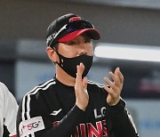 류지현 감독, 롯데에 4-1 승리한 선수단에 축하 박수 [사진]