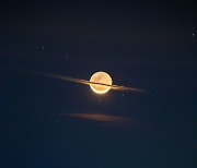 [이광식의 천문학+] 고리 두른 '토성 닮은 달' 절묘하게 잡았다